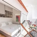 Apartamento Com Varanda, Muito Central, Ttl333