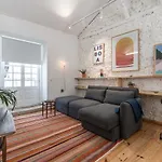 Apartamento Com Varanda, Muito Central, Ttl333