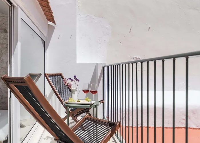 Apartamento Com Varanda, Muito Central, Ttl333