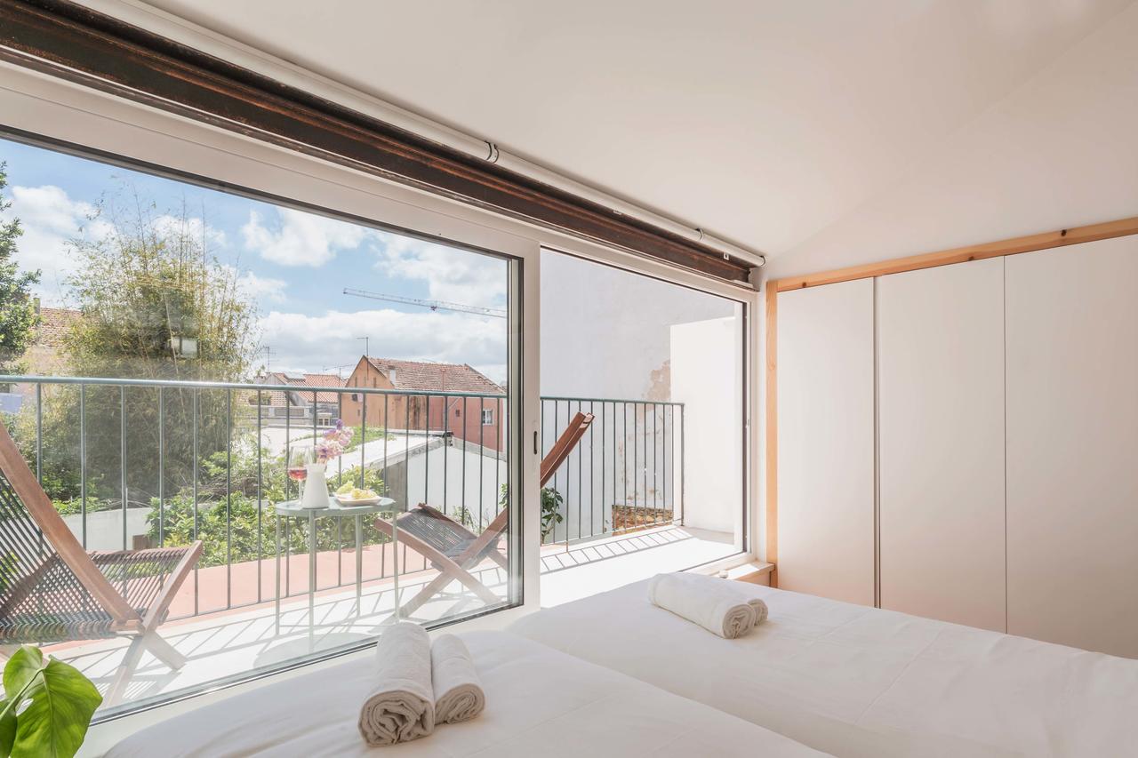 Apartamento Com Varanda, Muito Central, Ttl333